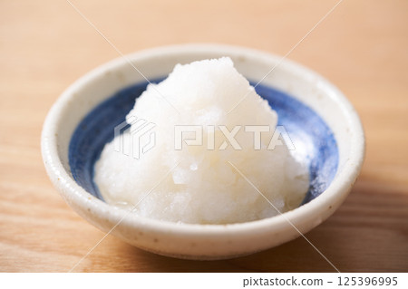 蘿蔔絲盛於小盤中 蘿蔔絲盛於小盤中 125396995