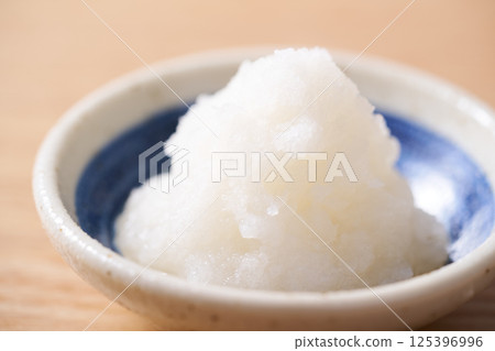 蘿蔔絲盛於小盤中 蘿蔔絲盛於小盤中 125396996