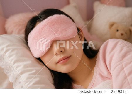 日本女性戴著蓬鬆眼罩入睡的放鬆時光 125398153
