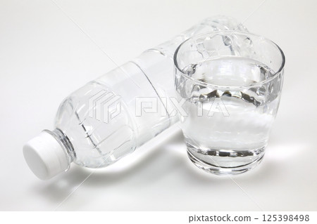 天然水(瓶裝和玻璃杯) 天然水(瓶裝和玻璃杯) 125398498