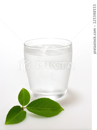 Natural water (glass, vertical composition) Natural water (glass, vertical composition) 125398553