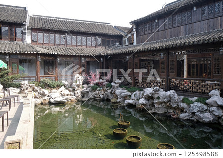 Traditional houses along the Grand Canal, ancient town of Yuehe in Jiaxing, Zhejiang Province 125398588