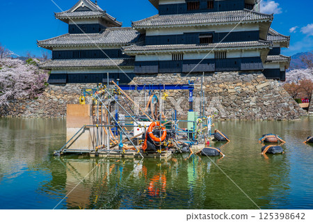 Matsumoto Castle and moat dredging equipment in Matsumoto City, Nagano Prefecture 125398642