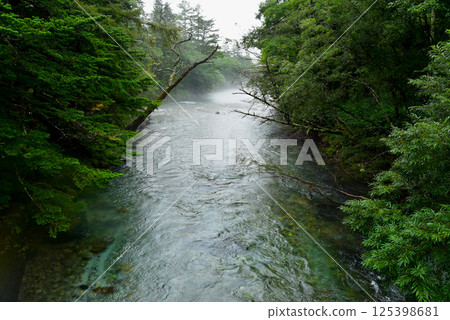 Kamikochi: The misty Azusa River 125398681