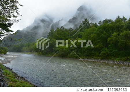 上高地:霧氣瀰漫的梓川 上高地:霧氣瀰漫的梓川 125398683