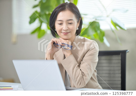 中年婦女在辦公室開會 中年婦女在辦公室開會 125398777