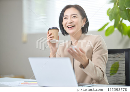 中年婦女在辦公室開會 中年婦女在辦公室開會 125398778