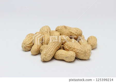 The joy of cracking peanuts 125399214