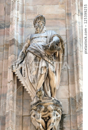 Saint Simon statue on the facade of the Milan Cathedral, Duomo di Santa Maria Nascente, Milan, Lombardy, Italy 125399255