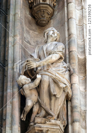 Statue of Saint on the facade of the Milan Cathedral, Duomo di Santa Maria Nascente, Milan, Lombardy, Italy Statue of Saint on the facade of the Milan Cathedral, Duomo di Santa Maria Nascente, Milan, Lombardy, Italy 125399256