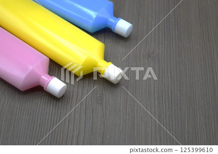Three-color tube glue 125399610