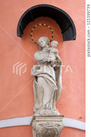 Virgin Mary with baby Jesus, statue on the house facade in Graz, Styria, Austria Virgin Mary with baby Jesus, statue on the house facade in Graz, Styria, Austria 125399739