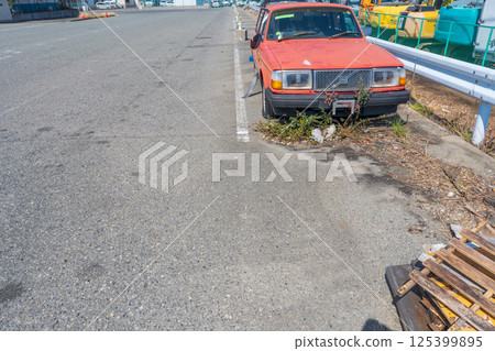 路邊被遺棄的汽車 125399895