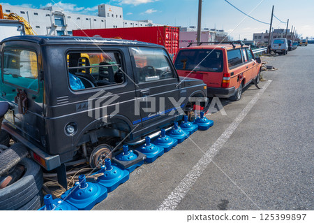 路邊被遺棄的汽車 125399897