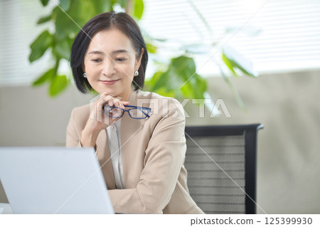 中年婦女在辦公室開會 125399930