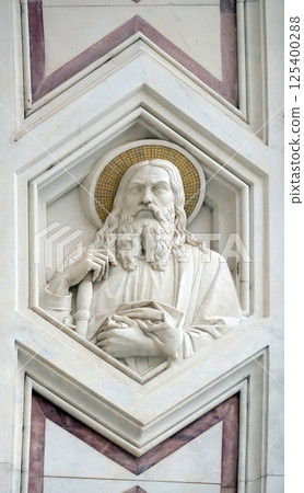 Apostle, relief on the facade of Basilica of Santa Croce (Basilica of the Holy Cross) - famous Franciscan church in Florence, Italy Apostle, relief on the facade of Basilica of Santa Croce (Basilica of the Holy Cross) - famous Franciscan church in Florence, Italy 125400288