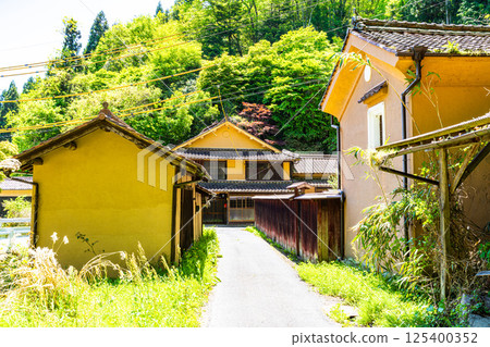 【重要傳統建造物群保存地區】岡山縣高樑市成羽町吹屋、初夏下屋地區的風景4 125400352