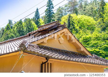 【重要傳統建造物群保存地區】岡山縣高樑市成羽町下屋地區5的初夏風景－吹屋 125400353
