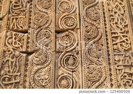 Stone carving on Qutub Minar, Delhi, India Stone carving on Qutub Minar, Delhi, India 125400509