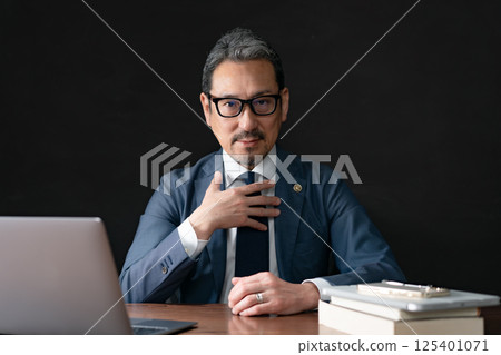 Lawyer counseling 125401071