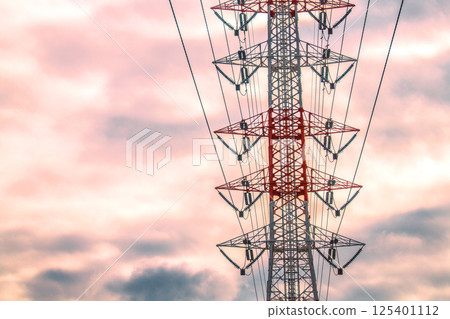 日本橫濱的城市景觀:陰雲密布…電力塔和輸電線路的景色…能源的未來是什麼? 日本橫濱的城市景觀:陰雲密布…電力塔和輸電線路的景色…能源的未來是什麼? 125401112