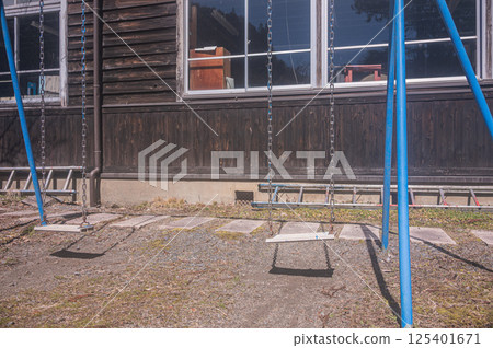 [Former Kizawa Elementary School] Wooden school building and swing [Iida City] 125401671