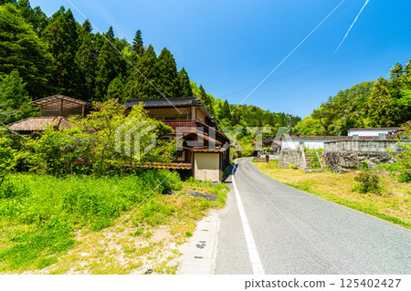 [Important Preservation District for Groups of Traditional Buildings] Fukiya: Scenery of the Shitaya area in early summer 6, Nariwa-cho, Takahashi City, Okayama Prefecture 125402427