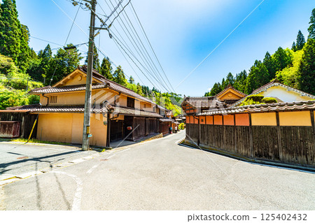 【重要傳統建造物群保存地區】岡山縣高樑市成羽町下屋11區的初夏風景－吹屋 125402432