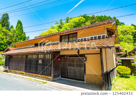 [Important Preservation District for Groups of Traditional Buildings] Fukiya, Scenery of the Shitaya District in Early Summer 12, Nariwa Town, Takahashi City, Okayama Prefecture 125402433