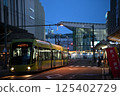 夜晚的福井站和電車 125402729