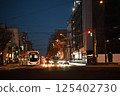 夜間穿越城市的電車和汽車燈光 125402730