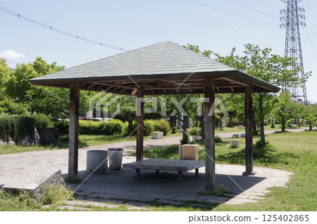 Rest areas and benches in city parks 125402865