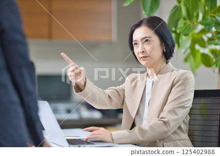 中年婦女在辦公室開會 中年婦女在辦公室開會 125402988