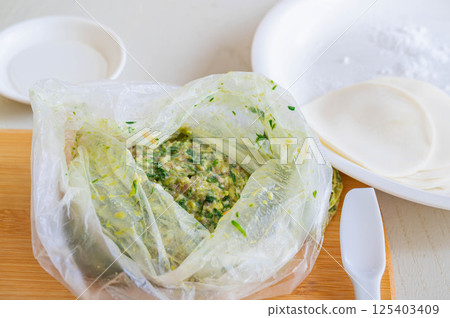 Making chive dumpling filling 125403409