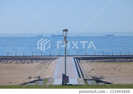 能看到地平線的海灘是完美的夏日風景 能看到地平線的海灘是完美的夏日風景 125403889