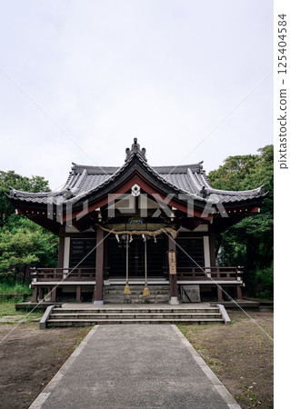 The historic shrine building of Moriyama Shrine in Hayama Town 125404584