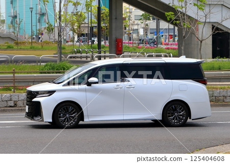 White minivan image 125404608