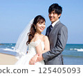 新娘和新郎在海灘結婚照上互相擁抱 125405093