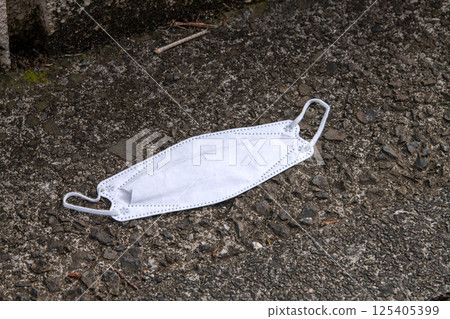 Yokohama cityscape in Japan: The number of discarded masks (lost masks) is increasing in the city, flattened... = Yokohama city on the 24th 125405399