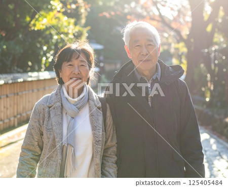 Senior couple traveling Senior couple traveling 125405484