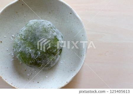 從正上方看到的艾蒿大福 桌子背景 125405613