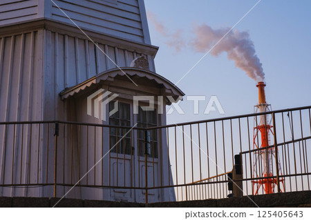 【舊堺燈塔】復古的燈塔和工廠煙囪 【舊堺燈塔】復古的燈塔和工廠煙囪 125405643