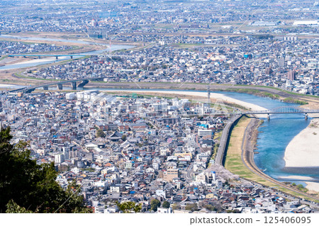 蜿蜒流經城市的長良川 蜿蜒流經城市的長良川 125406095