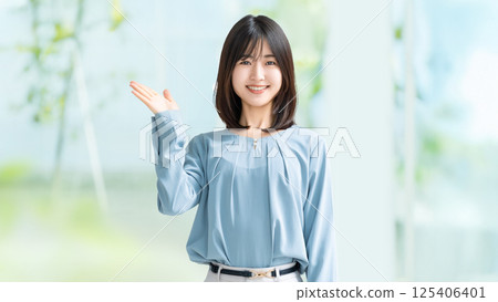 微笑的女人/女商人用手引導 微笑的女人/女商人用手引導 125406401