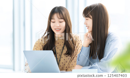 Two women/businesswomen having a meeting 125407403