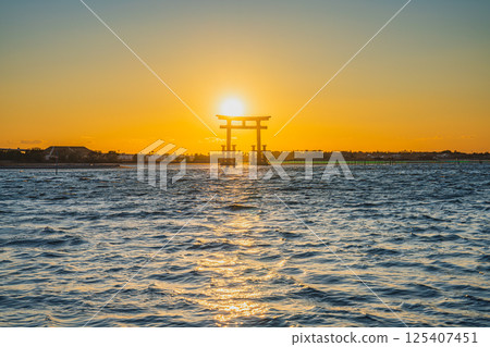 View of the red torii gates of Benten Island before sunset in Hamamatsu City (Shizuoka Prefecture) 125407451