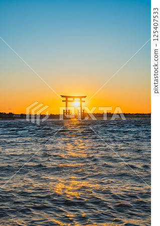 View of the red torii gates of Benten Island before sunset in Hamamatsu City (Shizuoka Prefecture) 125407533