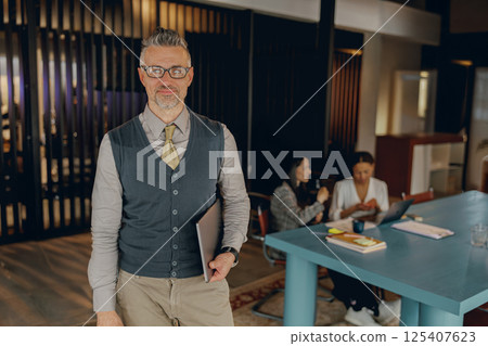 A Professional Workspace that Encourages Effective Team Collaboration and Interaction 125407623