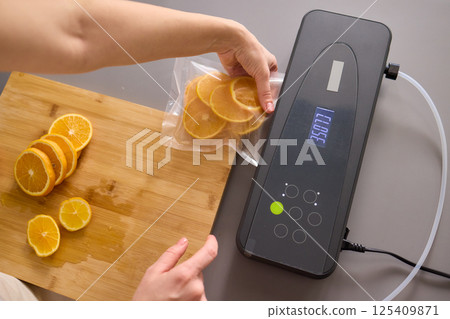 Efficiently Vacuum Sealing Fresh Citrus Fruits for Maximum Storage Time and Flavor Preservation 125409871