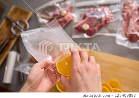 Efficiently Vacuum Sealing Fresh Citrus Fruits for Maximum Storage Time and Flavor Preservation 125409888
